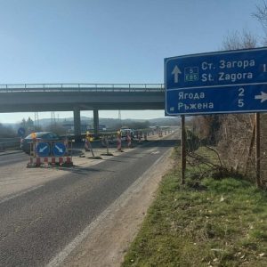 За изпълнението на програмата за пътни ремонти в Старозагорско разговаряха областният управител и директорът на Пътното управление